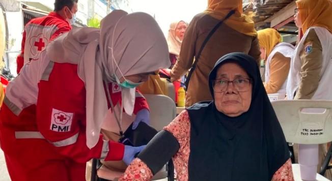 PMI Jakarta Barat Salurkan Bantuan dan Layanan Medis untuk 1.256 Korban Kebakaran di Tamansari