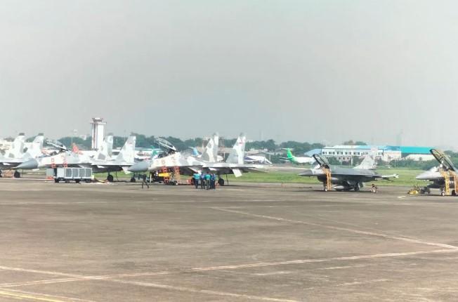 Deretan Jet Tempur TNI AU Siap Latihan Manuver di Lanud Halim Jelang HUT ke-80 TNI
