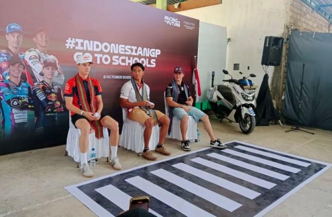 Mario Aji dan Riders MotoGP Sambangi Sekolah di Lombok, Edukasi Pelajar Jelang MotoGP Indonesia 2025
