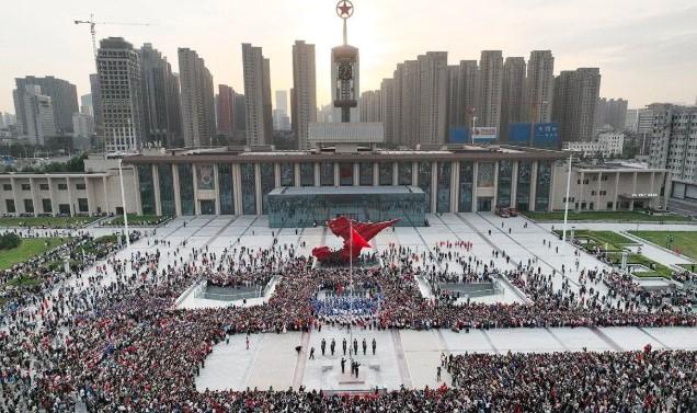 Antusiasme Warga Warnai Perayaan 76 Tahun Berdirinya Republik Rakyat China