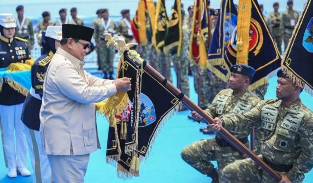 Presiden Prabowo Anugerahkan Tanda Kehormatan kepada Prajurit dan Satuan TNI