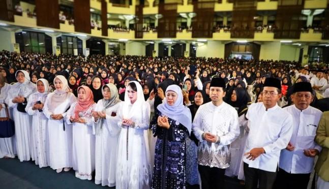 Khofifah Pimpin Doa Bersama 4.000 Hafidz untuk Korban Ponpes Al Khoziny dan Keberkahan Jawa Timur