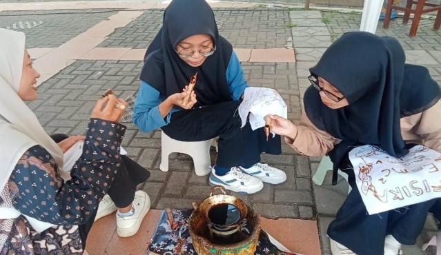 Menumbuhkan Kecintaan Batik Pekalongan pada Generasi Muda Melalui Edukasi dan Digitalisasi