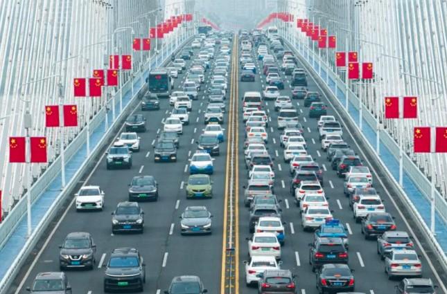 Kepala Ekonom ADB: China Siap Tumbuh Berkelanjutan Berkat Tenaga Kerja Andal dan Kepemimpinan di Bidang AI