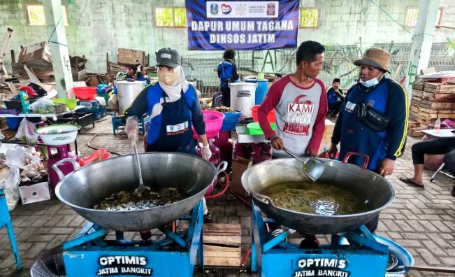 Dinsos Jatim Kerahkan 150 Personel Layani Dapur Umum untuk Korban Runtuhnya Mushalla Ponpes Al Khoziny