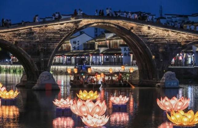 Kota Kuno Tangqi di China Tawarkan Wisata Perahu Malam Penuh Lampion Sambut Libur Nasional