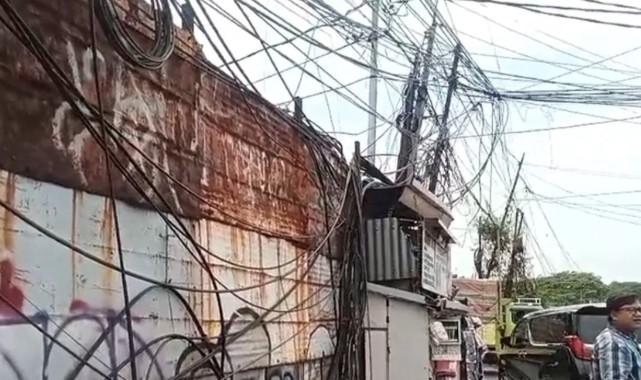 Dinas Bina Marga DKI Tindaklanjuti Kabel Utilitas Semrawut di Jalan Kapuk Raya