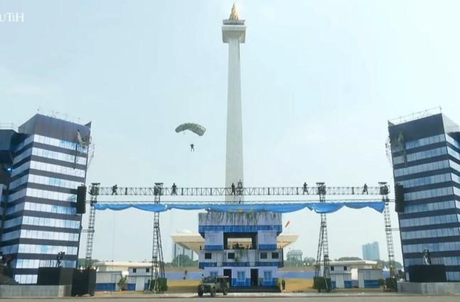 Aksi Terjun Payung dan Simulasi Penyelamatan Sandera Warnai Puncak HUT ke-80 TNI di Monas