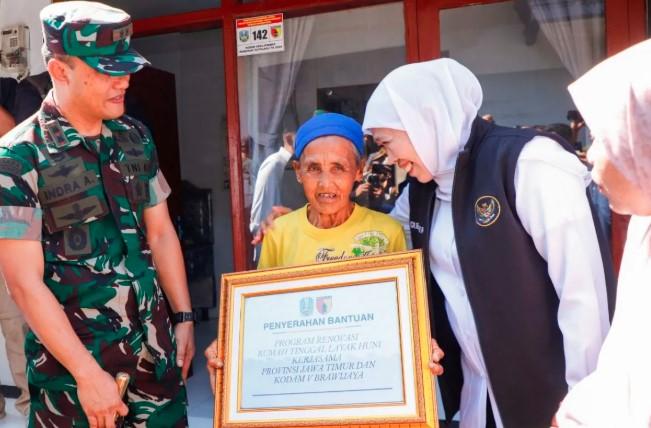 Khofifah Apresiasi Sinergi TNI dan Pemprov Jatim dalam Program Rumah Tinggal Layak Huni