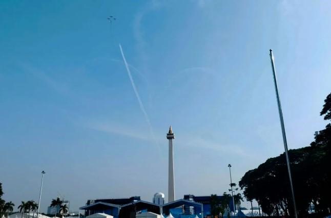 Atraksi Jupiter Aerobatic Team Warnai Langit Monas di HUT ke-80 TNI