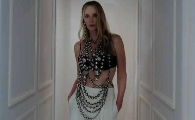 Charlize Theron Curi Perhatian dengan Untaian Permata di Paris Fashion Week 2026