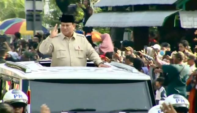 Presiden Prabowo Sapa Ribuan Warga Saat Hadiri Upacara HUT ke-80 TNI di Monas