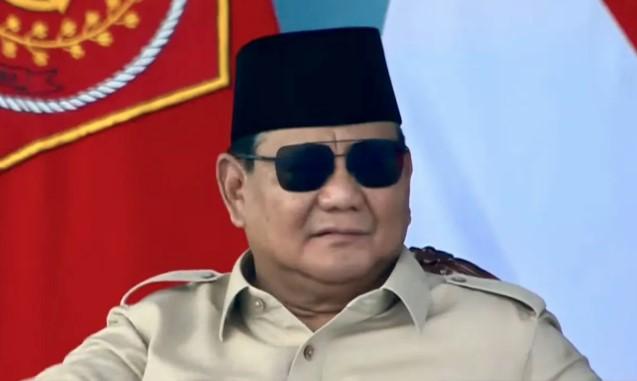 Prabowo Saksikan Aksi Terjun Payung Spektakuler di Puncak HUT Ke-80 TNI di Monas