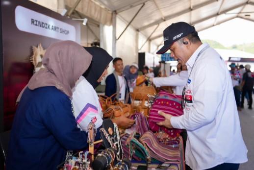 UMKM Lokal Ikut Ngebut di Mandalika: Dirut Pertamina Cicipi Jajanan Khas Lombok