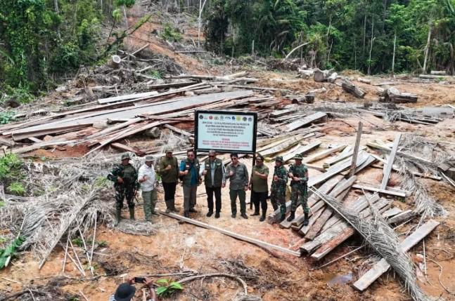 Kemenhut dan Satgas PKH Hentikan Pembalakan Liar oleh PT BRN di Mentawai, 11 Alat Berat Disita