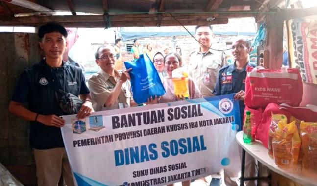 Pemkot Jakarta Timur dan PMI Salurkan Bantuan untuk Penyintas Kebakaran di Utan Kayu Selatan
