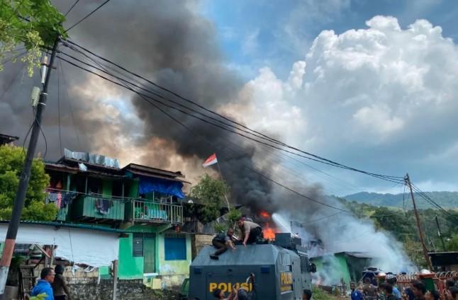 TNI-Polri Berhasil Padamkan Kebakaran di Kompleks Kodam Lama Jayapura, 22 Rumah Terbakar