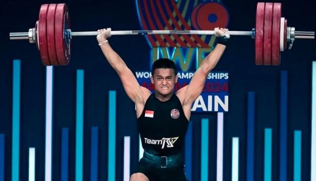 Cetak Rekor Dunia, Rizki Juniansyah Sumbang Dua Emas untuk Indonesia di Kejuaraan Dunia Angkat Besi IWF 2025