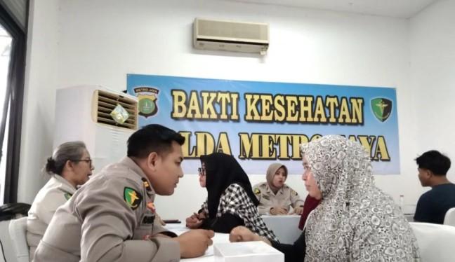 Polda Metro Jaya Gelar Bakti Kesehatan dan Bagikan Sembako di Cakung, Warga Dapat Kacamata Gratis