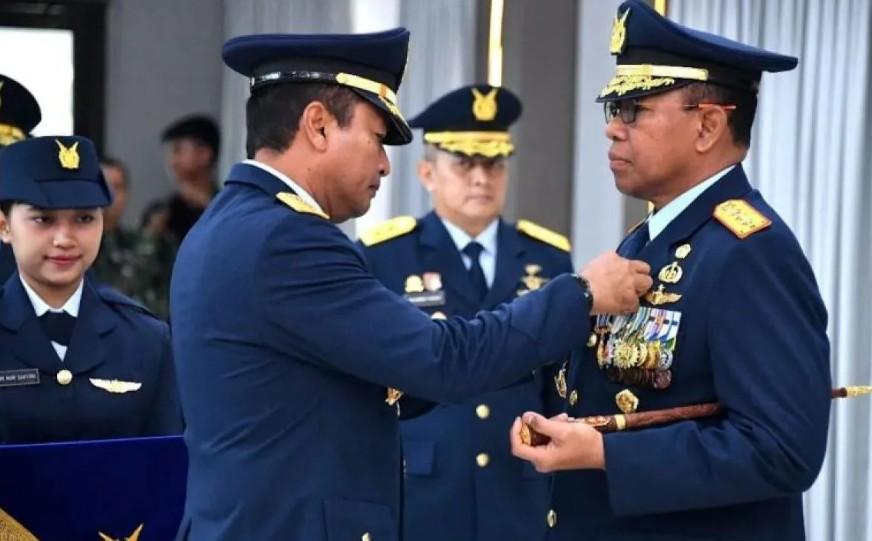 Pangkorpasgat Marsdya TNI Deny Muis Terima Tanda Kehormatan Bintang Swa Bhuwana Paksa Pratama