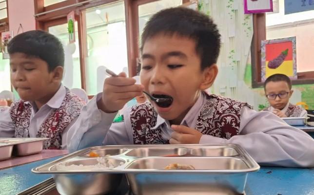 SD Negeri 003 Penajam Ajarkan Kemandirian Siswa Lewat Program Makan Bergizi Gratis
