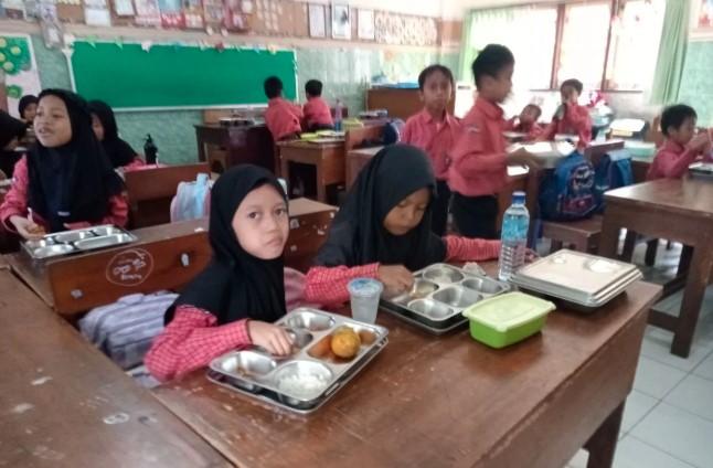368 Siswa SDN 5 Mataram Terima Makan Bergizi Gratis, Siswa Senang dan Uang Saku Bisa Ditabung