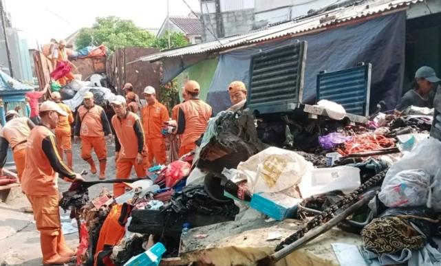 Kebakaran di Utan Kayu Selatan: Lima Rumah Hangus, PPSU Bersihkan Puing-Puing Pascakejadian