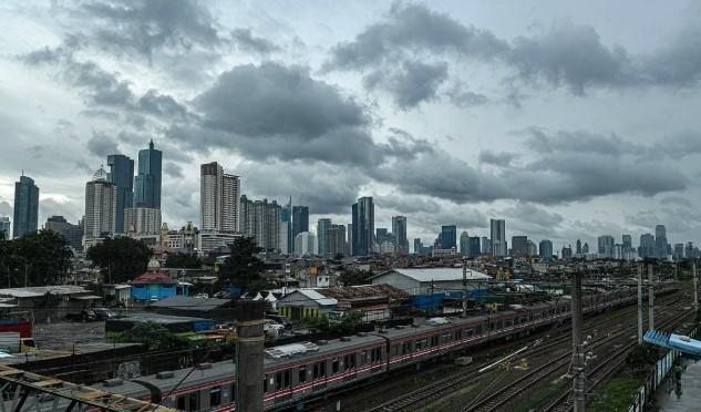 BMKG: Sebagian Besar Wilayah Indonesia Diselimuti Awan Tebal, Waspadai Petir dan Gelombang Tinggi