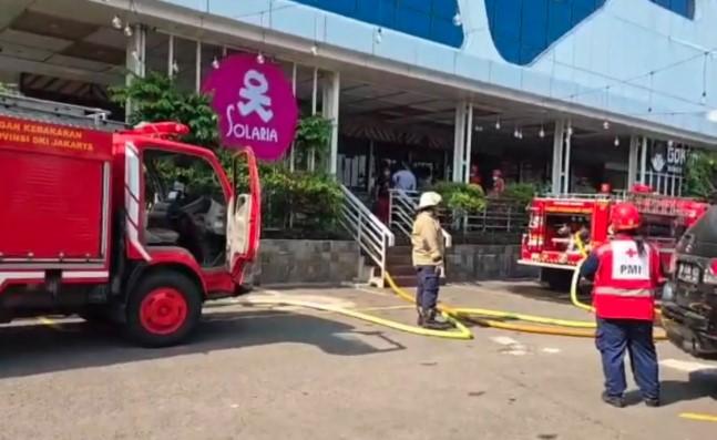 Restoran Solaria di Ciplaz Klender Terbakar, Korsleting Mesin Chiller Diduga Jadi Penyebab