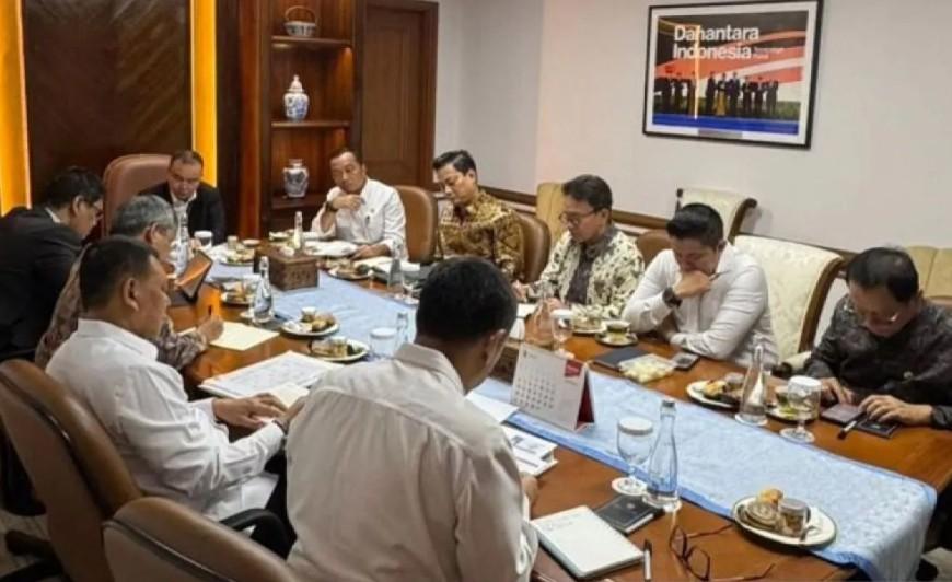 Seskab Teddy Indra Wijaya Hadiri Dua Rapat Strategis Bahas Ekonomi, Keuangan, dan Koordinasi Lintas Lembaga