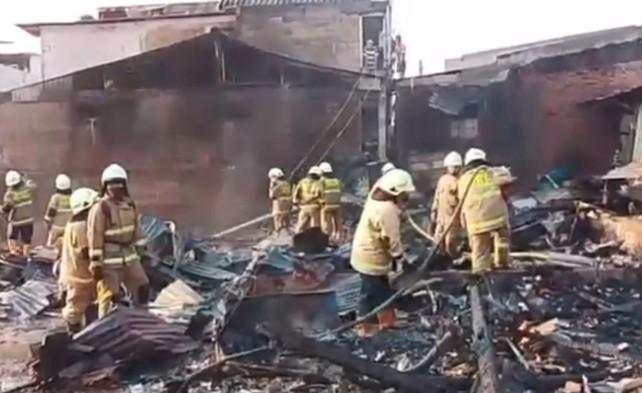 Korsleting Listrik Picu Kebakaran Lapak Barang Bekas di Pondok Kelapa, 11 Mobil Damkar Dikerahkan