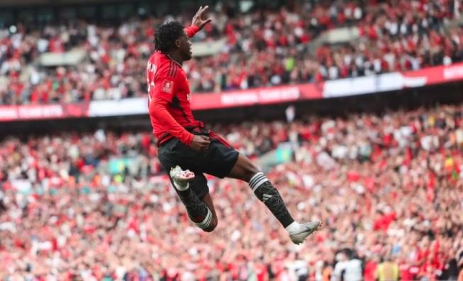 Mainoo dan Zirkzee Minta Bicara dengan Manajemen Manchester United, Ancaman Hengkang Menguat Jelang Bursa Transfer Januari