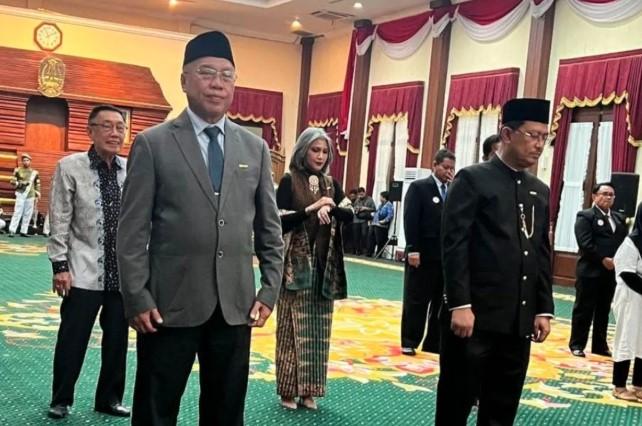 Prof. Sukadiono Terima Lencana Jer Basuki Mawa Beya, Diakui atas Dedikasi di Bidang Pendidikan dan Kemanusiaan