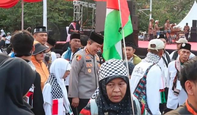 Polisi Berpeci Hitam Kawal Aksi Bela Palestina di Patung Kuda dengan Pendekatan Humanis