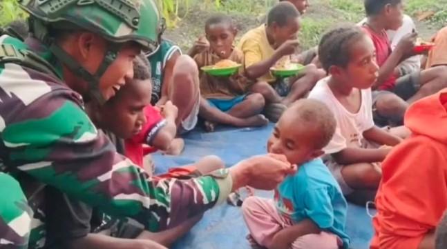 “Operasi Penuh Cinta” Prajurit TNI di Papua, Bangun Kedekatan Emosional dengan Anak-Anak