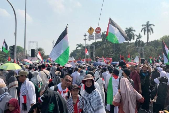 Ribuan Warga Padati Monas dalam Aksi Indonesia Lawan Genosida Dukung Palestina