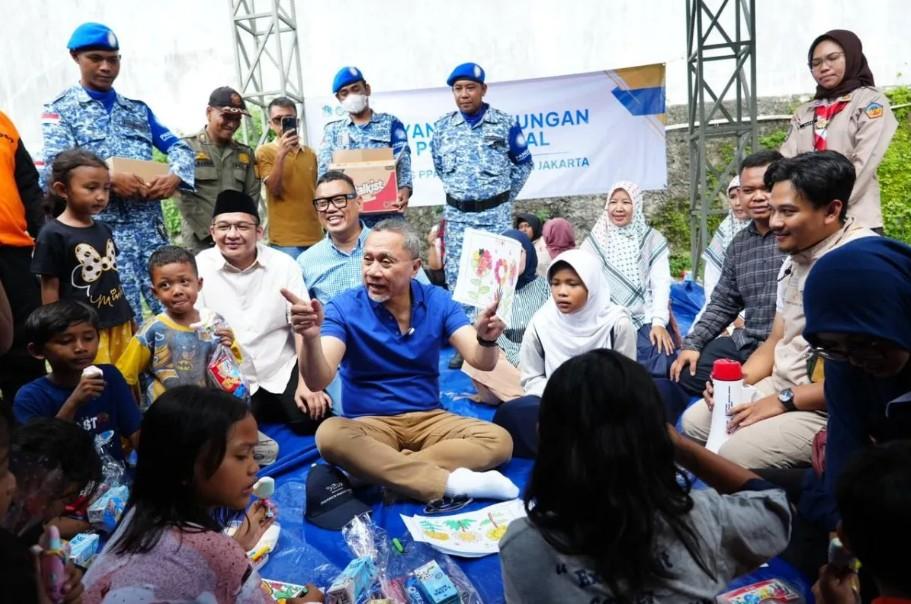 Menko Pangan Zulkifli Hasan Salurkan Bantuan untuk Ratusan Korban Kebakaran di Pengadegan