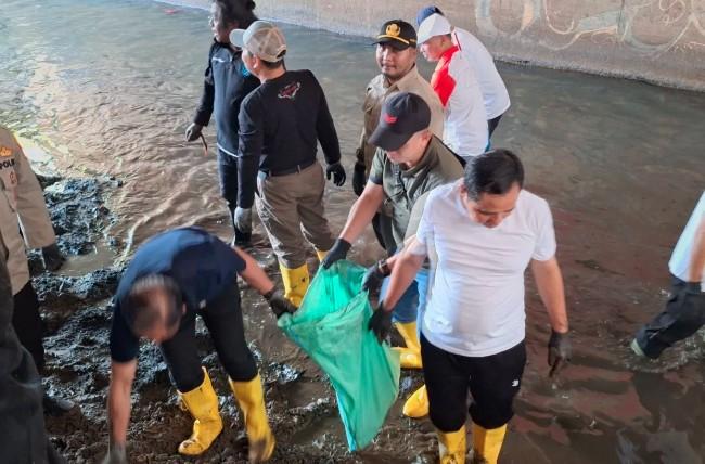 KLH Targetkan Sungai Cipinang Bersih dalam Sebulan, Libatkan Pemda, Komunitas, dan PGN