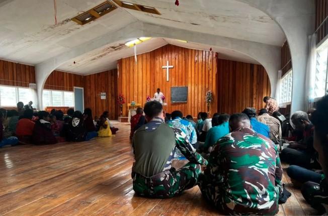 Ibadah Minggu di Pegunungan Papua: TNI dan Warga Kampung Tima Bersatu dalam Doa dan Damai