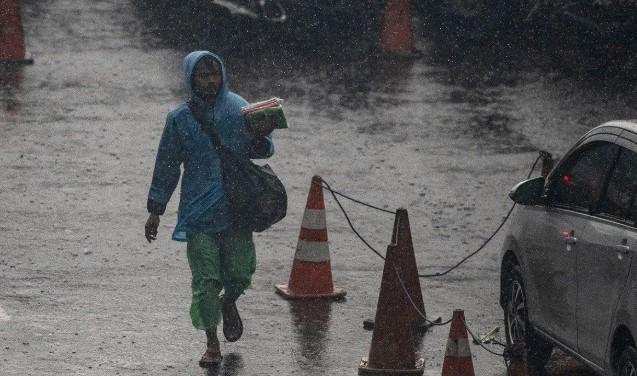 BMKG: Seluruh Wilayah Jakarta Diprakirakan Diguyur Hujan Ringan pada Senin Pagi