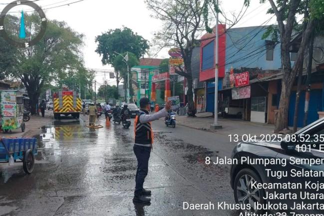 Tumpahan Oli di Jalan Plumpang Semper Koja Sebabkan Pengendara Jatuh, Sudinhub Turun Tangan Atur Lalu Lintas