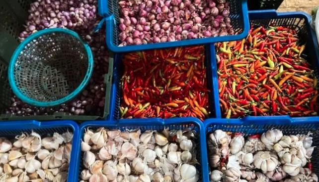 Bapanas Catat Penurunan Harga Cabai dan Bawang, Daging Sapi dan Telur Sedikit Naik