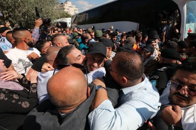 Israel Bebaskan Ribuan Tahanan Palestina dalam Kesepakatan Pertukaran dengan Hamas