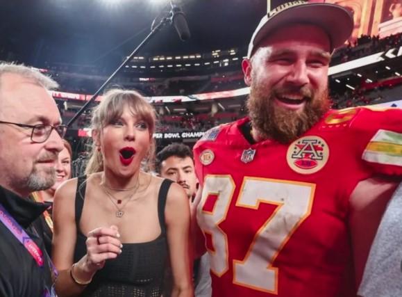Taylor Swift Tampil Perdana Dukung Kelce Usai Rilis Album Baru, Cincin Tunangan Jadi Sorotan