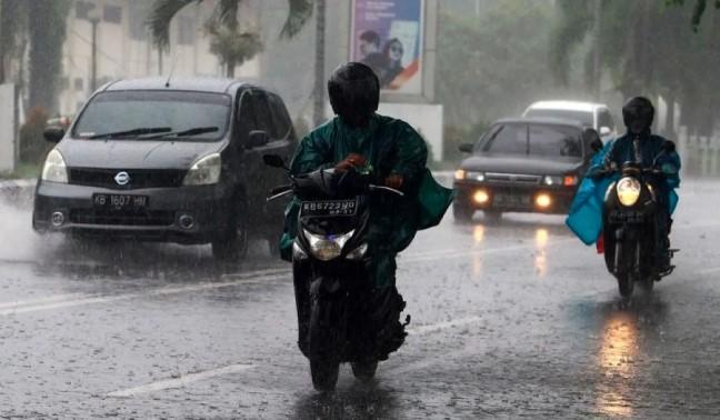Mayoritas Wilayah Indonesia Diprediksi Hujan, BMKG Ingatkan Potensi Petir di Sejumlah Kota