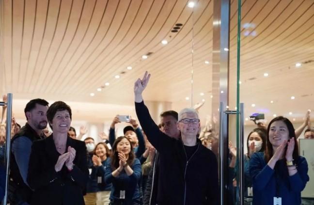 Apple Perkuat Investasi di China, Tim Cook Tegaskan Komitmen Jangka Panjang