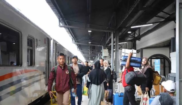 Penumpang Kereta Bersubsidi PSO Tembus 13 Juta hingga September 2025, KAI Tegaskan Komitmen pada Layanan Publik dan Transport