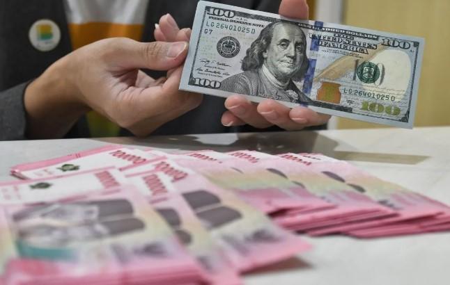 Rupiah Melemah Tipis ke Rp16.582 per Dolar AS pada Jumat Pagi