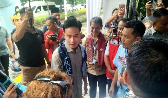 Wapres Gibran Temui Relawan Prabowo–Gibran di Jakarta, Tinjau Produk UMKM dan Disambut Meriah