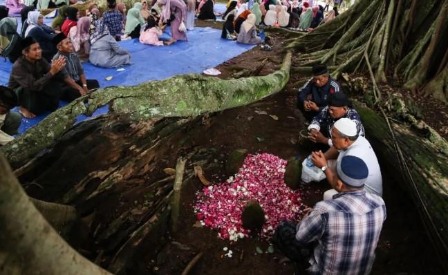 Menghormati Ulama dan Orang Tua dalam Islam: Adab Luhur yang Menjadi Warisan Keilmuan dan Spiritual
